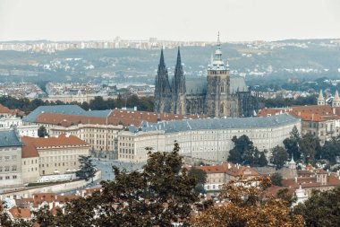 Prag Kalesi ve Saint Vitus Katedrali havadan görünümü. Prague, Çek Cumhuriyeti.