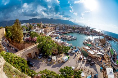 Tarihi liman ve Girne (Girne) Kuzey Kıbrıs sahil üzerinde eski şehirde.
