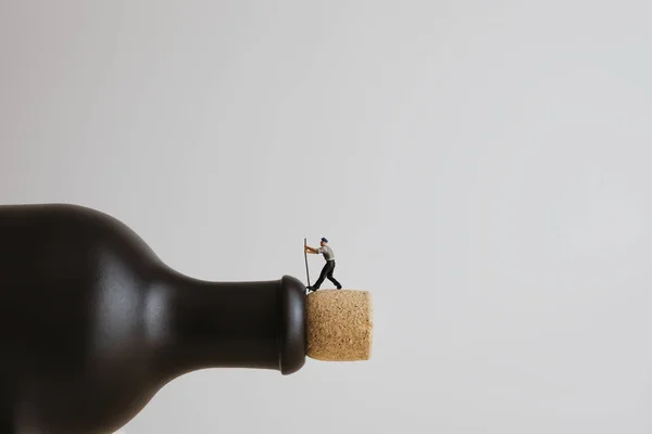 Nahaufnahme Eines Miniaturarbeiters Beim Öffnen Einer Flasche — Stockfoto