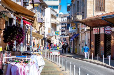 Ayia Napa, Kıbrıs - 14 Şubat 2017: Agiou Andreou Sokağı'nın doğal görünümü