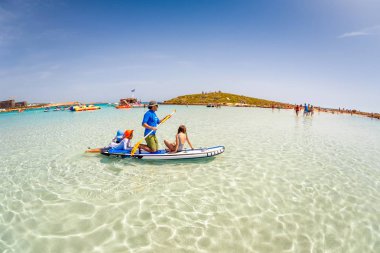 Ayia Napa, Kıbrıs - 07 Nisan 2018: Baba raket Pano Nissi Plajı'nda ayağa eğleniyor çocuklarla