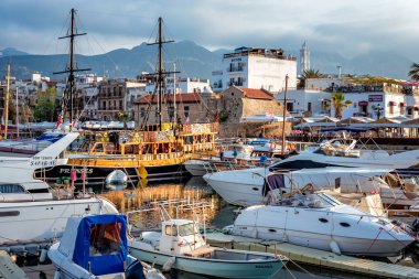 Girne, Kıbrıs - 05 Mayıs 2017: Tekne, yat ve Yelkenli tekneler Girne Liman içinde.