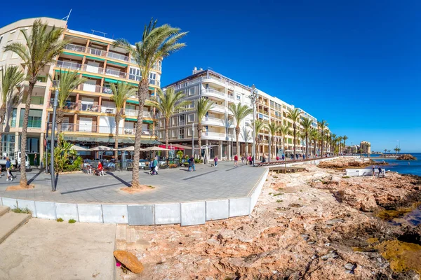 Torrevieja Hiszpania Listopada 2017 Ludzie Chodzą Promenadzie Juan Aparicio Alley — Zdjęcie stockowe