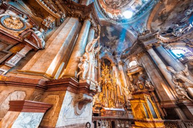 Prague, Çek Cumhuriyeti - 28 Mayıs 2017: iç ve St.Nicholas Kilisesi altar. Lesser Town.