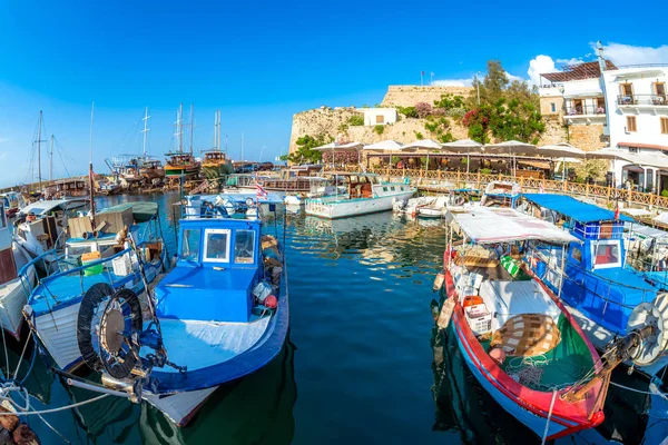 Halászhajók Kikötve Kyrenia Girne Kikötő Éttermek Vár Háttérben — Stock Fotó