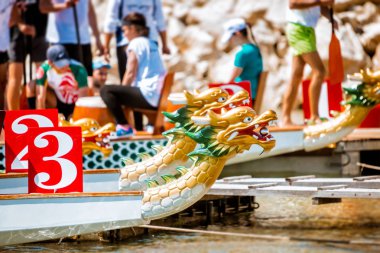 Tekneler, Dragon boat Festivali dekore edilmiş.