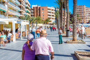Torrevieja, İspanya - 13 Kasım 2017: Torrevieja sokaklarda yürüyen birkaç üst düzey.