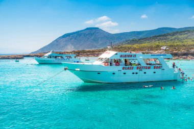 Ayia Napa, Kıbrıs - 23 Temmuz 2017: Ayia Napa sahil boyunca bir tekne turist yelken