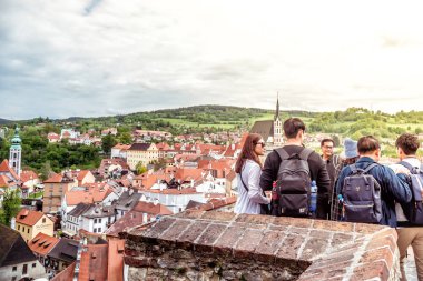 Cesky Krumlov, Çek Cumhuriyeti - 15 Mayıs 2017: Asya turist bir şatoda Cesky Krumlov Grup.