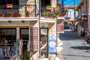 Pano Lefkara, Kıbrıs - 17 Haziran 2018: Dantel ve gümüş dükkanı ana köyüne sokak.
