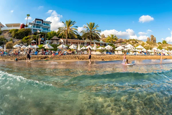 Pafos Cypr Sierpnia 2017 Ludzi Relaks Coral Bay Beach Jednej — Zdjęcie stockowe