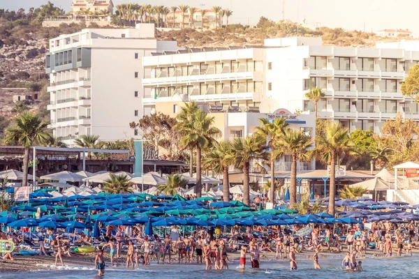 Paphos Chipre Agosto 2018 Praia Pantachou Cheia Pessoas Durante Alta — Fotografia de Stock