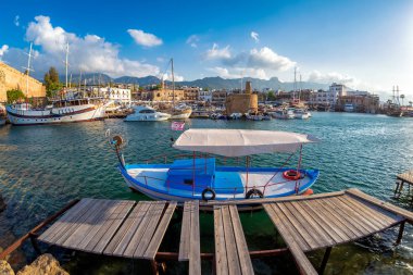 Küçük eski tekne Girne limanında demirlemiş. Kıbrıs.