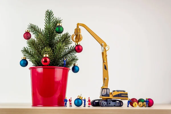 Trabalhadores Miniatura Decorando Árvore Natal — Fotografia de Stock