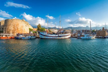 Kuzey Sahili Kıbrıs Girne limanında tekneler.