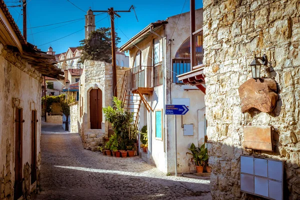 Lofou の絵のような中世都市の狭い通りに古い石造りの家 リマソル キプロス — ストック写真