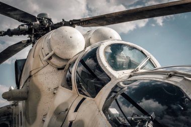Askeri helikopter kabin yakın çekim.