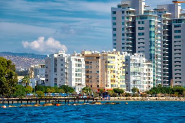 Deniz açık yüksek doğmak konut ve Akdeniz deniz boyunca yaya yürüme yolu ile