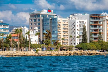 Kentsel manzara deniz kıyı şeridi bakan. Limassol, Kıbrıs.