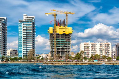 Vinç ve inşaat site Limasol sahil boyunca. Kıbrıs.