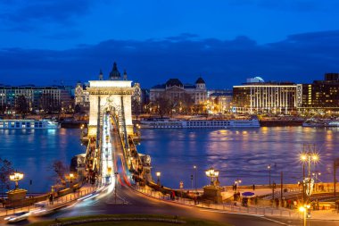On dokuzuncu yüzyıl Chain Bridge (Szechenyi Lanchid) ve Budapeşte cityscape geceleri. Budapeşte, Macaristan.