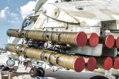 Roketatar askeri helikopter kanatları altına.