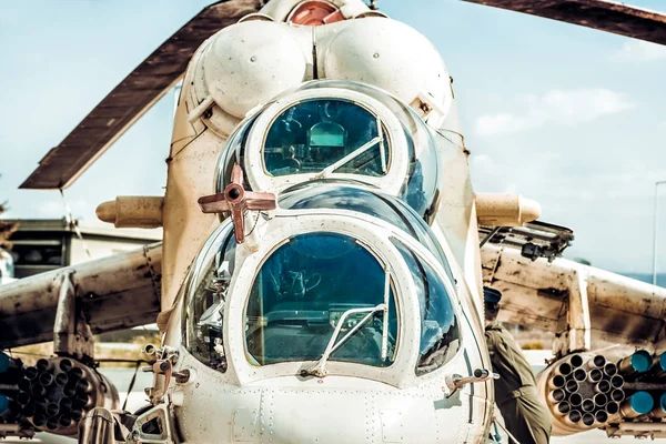 Čelní Pohled Vojenské Bitevní Vrtulník — Stock fotografie