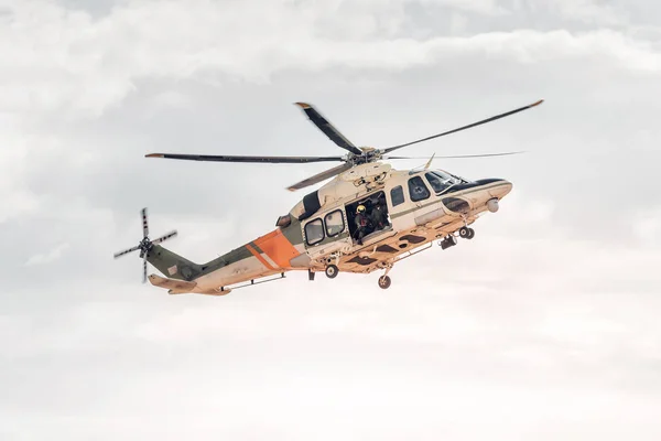 Equipa Resgate Com Helicóptero Serviço Emergência — Fotografia de Stock