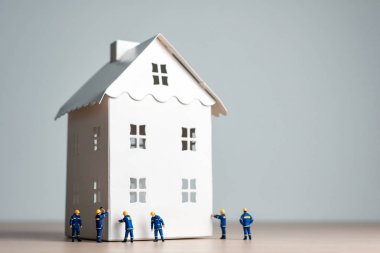 İnşaat işçileri yeni bir ev üzerinde çalışıyor