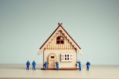 Minyatür işçileri yeni bir ev inşa