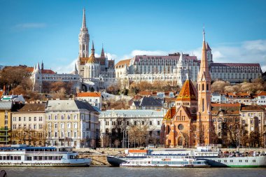 Budapeşte'deki Tuna Nehri'nin kıyısında. Macaristan
