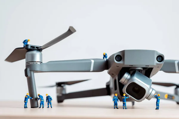 Team of engineers inspects the engines of a drone — Stock Photo, Image