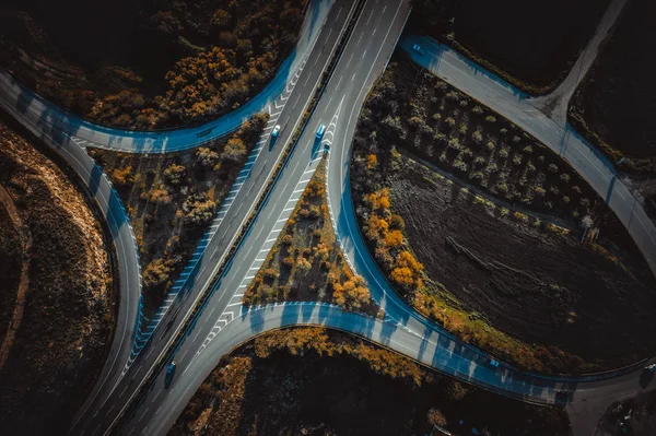 Viel befahrene innerstädtische Straßenkreuzung. Blick über den Kopf — Stockfoto