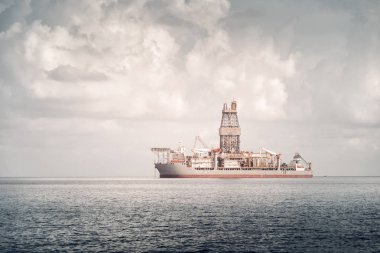 Offshore, römorkör, tedarik veya tarama gemi. Limasol'un deniz kıyısı,