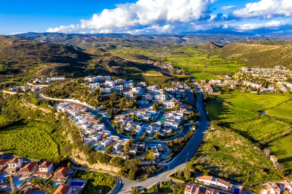 Vista panorâmica de casas e moradias residenciais na baía de Pissouri, uma aldeia no distrito de Limassol, Chipre — Fotografia de Stock