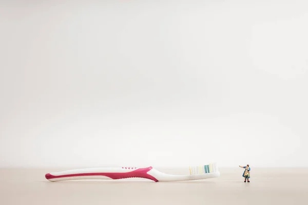 Little kid and mom looking at a giant toothbrush — Stock Photo, Image