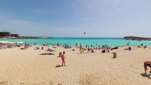 Ayia Napa Chipre Abril 2018 Gente Jugando Tenis Playa Playa — Vídeos de Stock