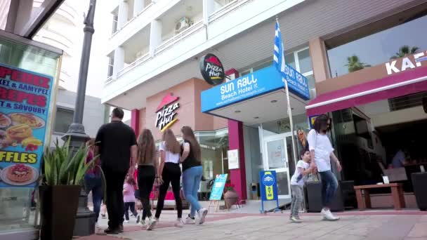 Larnaca Cipro Maggio 2018 Persone Finikoudes Street — Video Stock