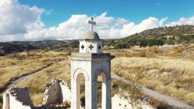 Kouris Barajı'ndaki Aziz Nikolaos Terk Edilmiş Kilisesi'nin üzerinde uçuyor. Limnassol District, Kıbrıs