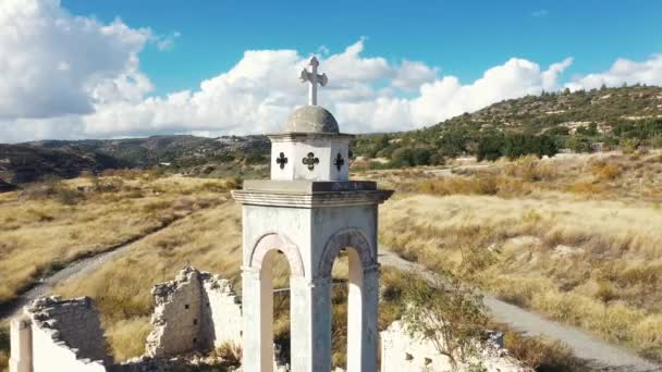 Vliegen Nicholas Verlaten Kerk Kouris Dam Limnassol District Cyprus — Stockvideo