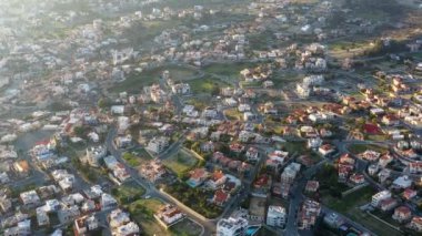 Modern yaşayan konut evleri ile Limasol banliyö mahalle. Kıbrıs