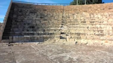 Antik Kourion amfitiyatrosunda yürümek. Limasol District, Kıbrıs