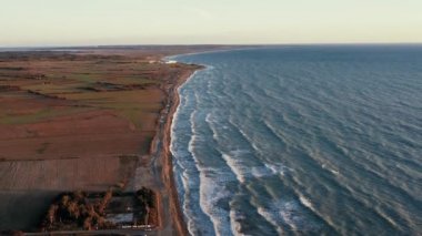 Episkopi Körfezi üzerinde uçuyor. Limasol District, Kıbrıs