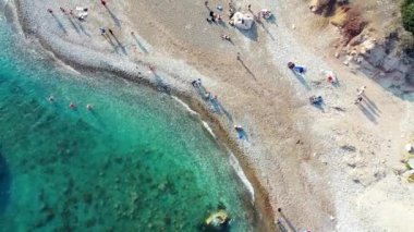 Petra tou Romiou (Petra tou Romiou) yakınlarındaki güneşli kumlu sahil manzarası)