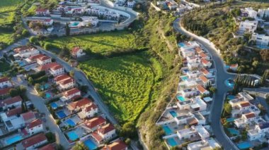 Pissouri 'nin kuş bakışı manzarası, Limasol ve Paphos arasında bir köy. Limasol İlçesi, Kıbrıs.
