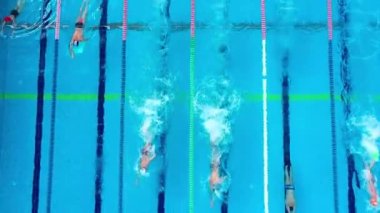 Tanımlanamayan yüzücüler havuzda antrenman yapıyor. Genel Görünüm