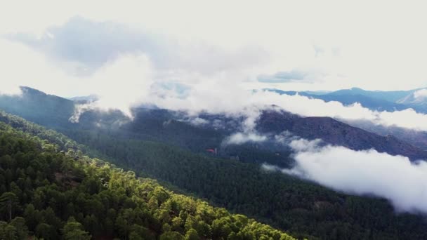 Latanie Nad Pochmurnymi Górami Troodos Cypr — Wideo stockowe