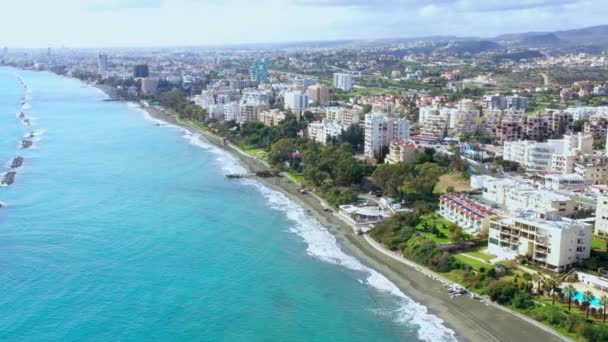 具有现代缓冲带 海滨和海滩的城镇海岸线 塞浦路斯利马索尔 — 图库视频影像