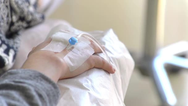 Закрытие Женской Руки Капельницей Здоровье Медицина — стоковое видео