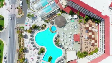 Limasol 'da havuzu olan otelin havuz manzarası. Kıbrıs